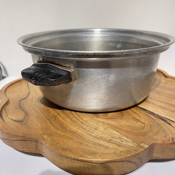 WEAR EVER 4 qt. Stock Pot Dutch Oven No. 824 Aluminum NO LIDE Made USA Vintage - Picture 2 of 12